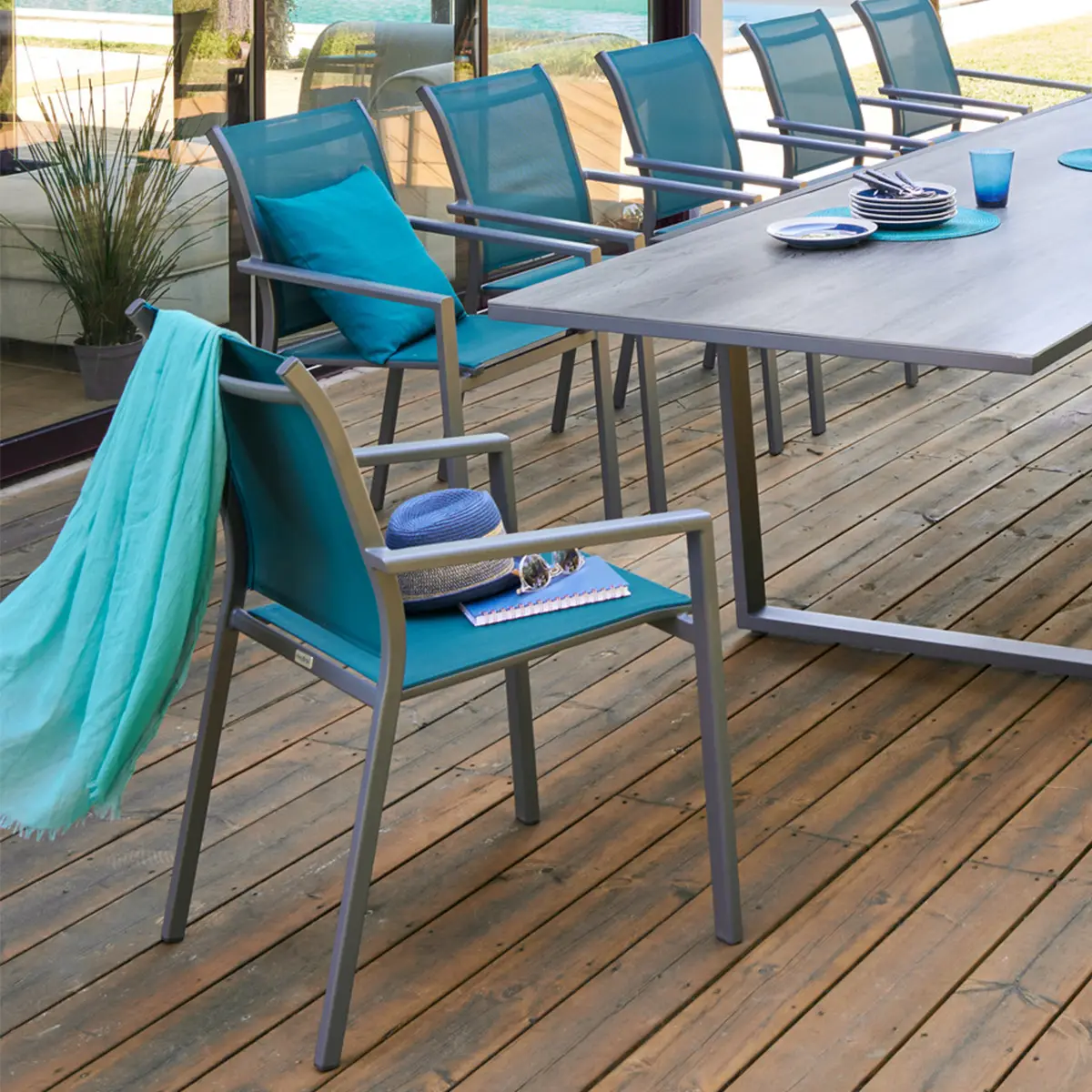 Fauteuil de jardin empilable «Essentia» bleu canard & graphite en aluminium traité epoxy Hespéride