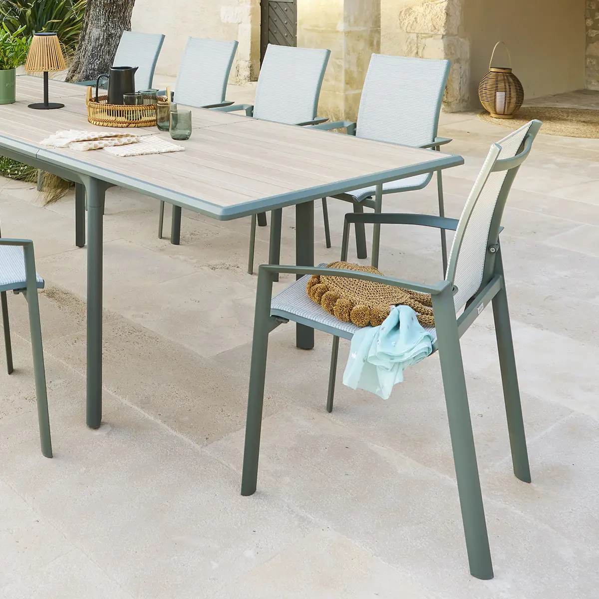 Fauteuil de jardin empilable «Axant» vert olive & vert laurier aluminium et texaline Hespéride