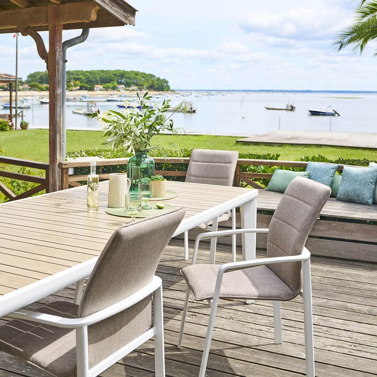 Fauteuil de jardin empilable «Diese» badiane & blanc en aluminium traité époxy Hespéride