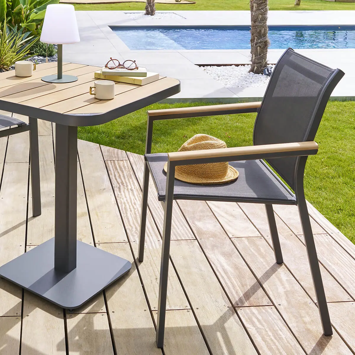 Fauteuil de jardin empilable «Essentia» graphite et acacia en aluminium traité en epoxy Hespéride