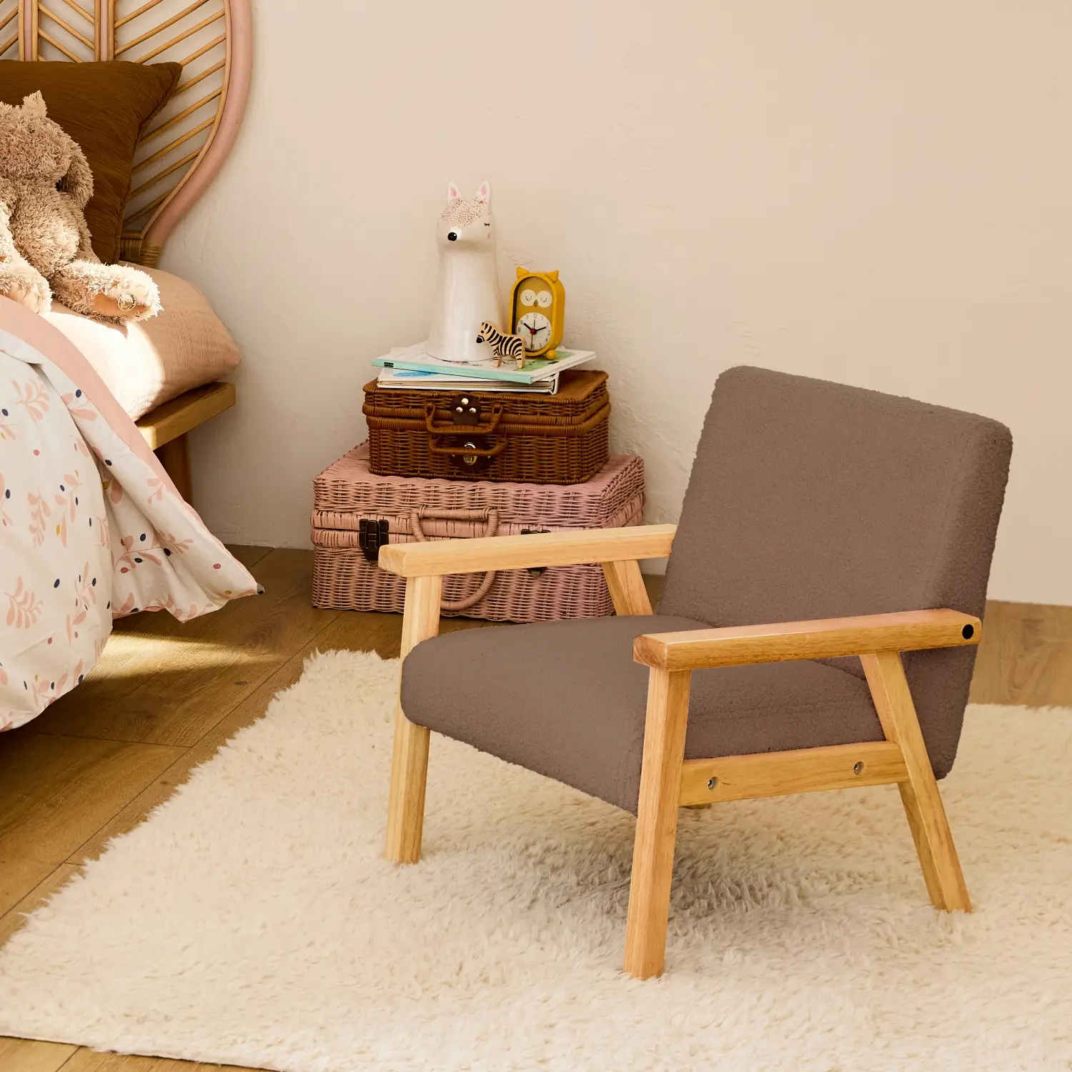 Fauteuil enfant en bois et tissu bouclette taupe. ISAK L 47 x P 43.5 x H 50cm | sweeek