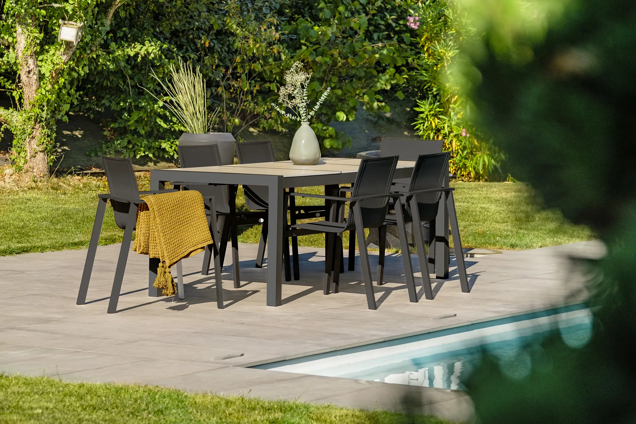 Ensemble repas de jardin 6 places avec plateau céramique – Gris anthracite – VENISE
