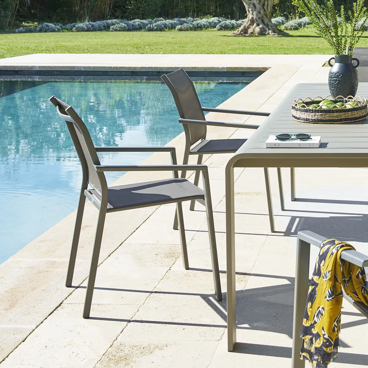 Fauteuil de jardin empilable «Essentia» wengé & praline en aluminium traité en epoxy Hespéride