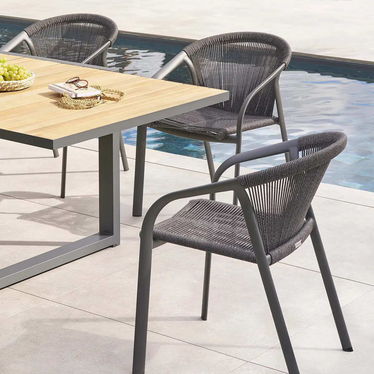 Fauteuil de jardin empilable «Riu» anthracite & graphite en aluminium traité en epoxy Hespéride