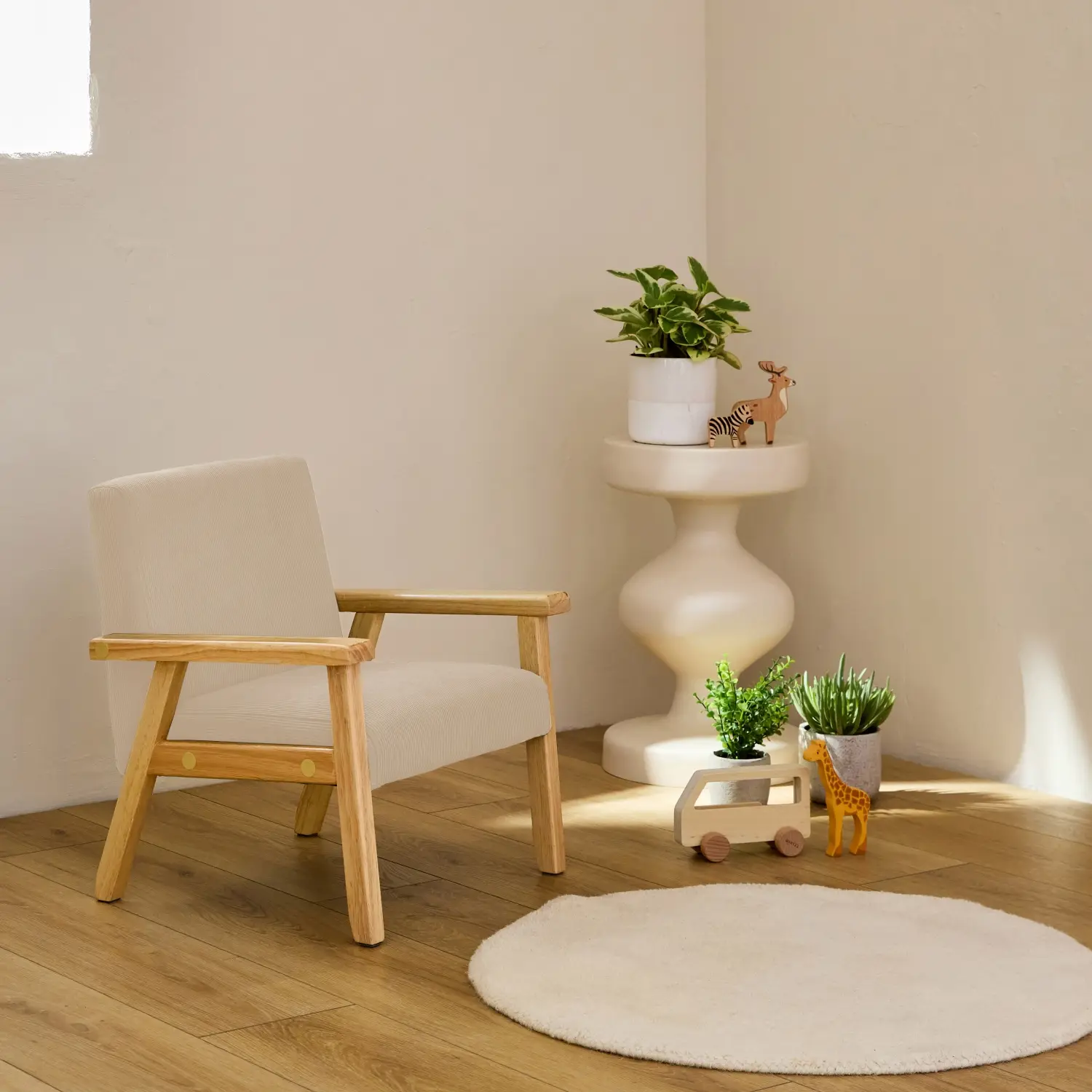 Fauteuil enfant en bois et velours côtelé crème. ISAK L 47 x P 43.5 x H 50cm | sweeek
