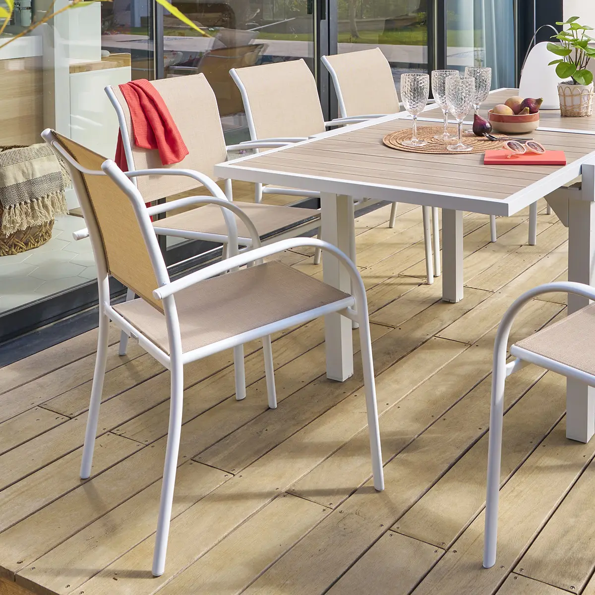 Fauteuil de jardin empilable «Piazza» lin & blanc en aluminium traité époxy Hespéride