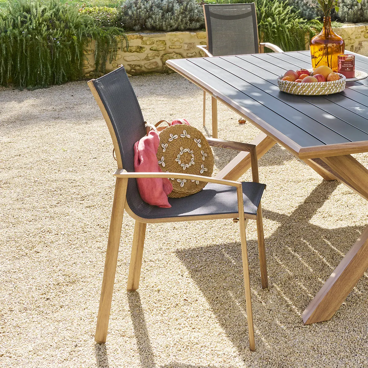 Fauteuil de jardin empilable «Axant» gris poivre & honey aluminium et texaline Hespéride
