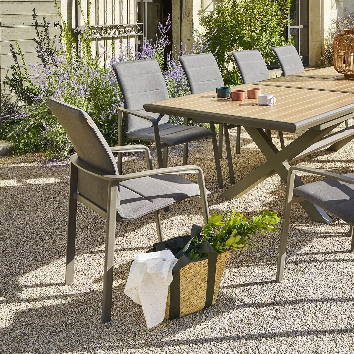 Fauteuil de jardin empilable «Diese» mocha & praline en aluminium traité époxy Hespéride