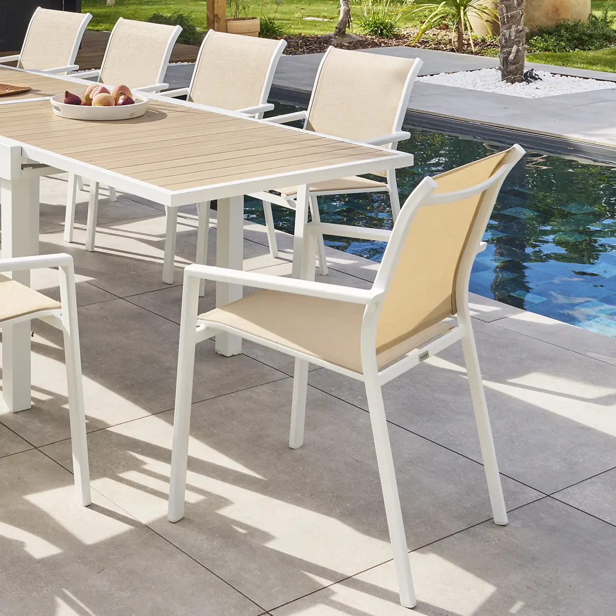 Fauteuil de jardin empilable «Essentia» lin & blanc en aluminium traité en epoxy Hespéride
