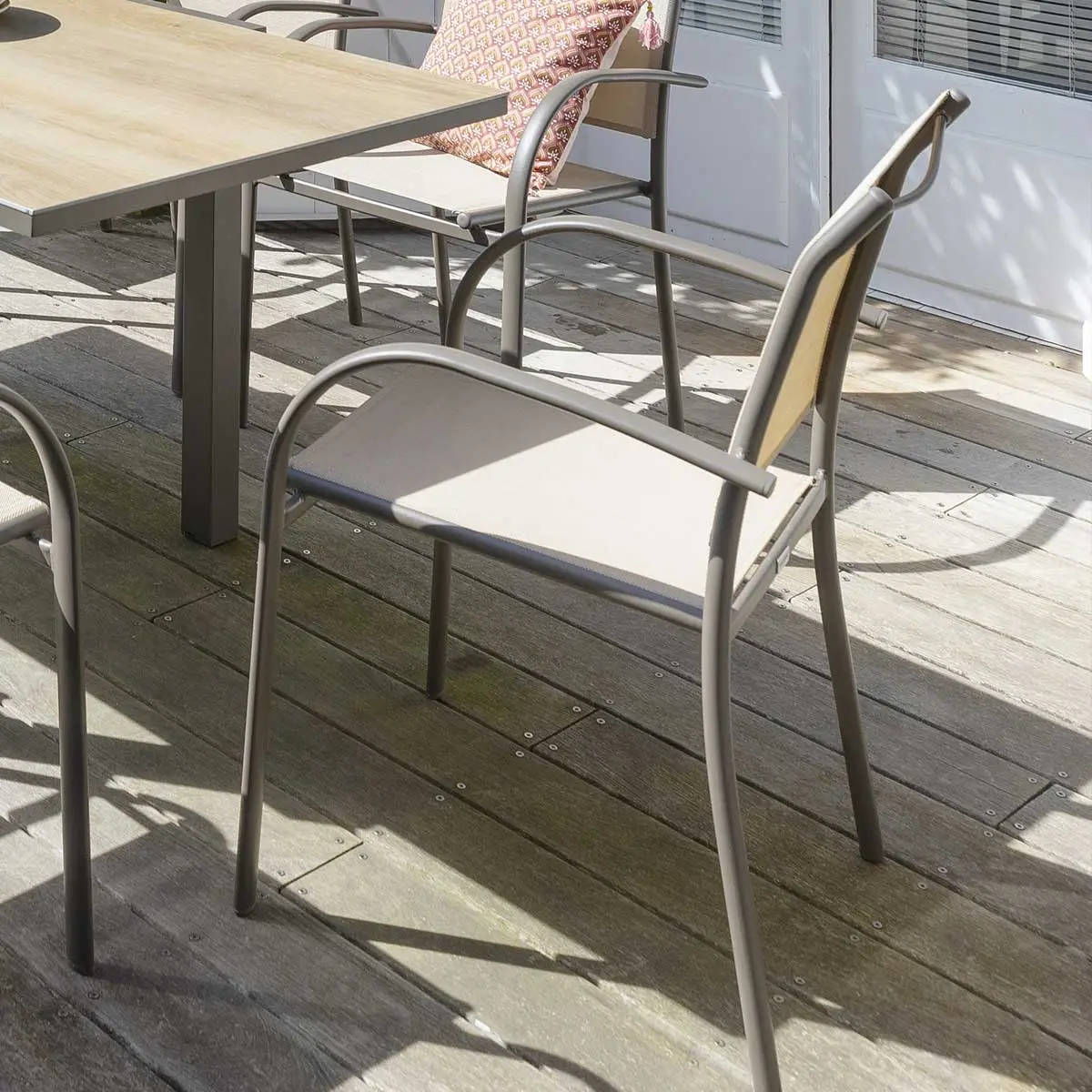 Fauteuil de jardin empilable «Piazza» lin & tonka en aluminium traité époxy Hespéride