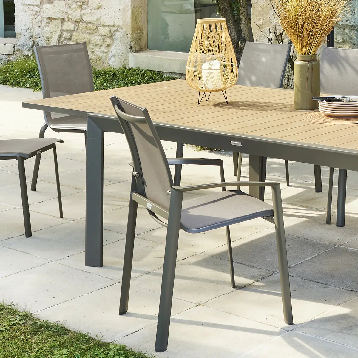 Fauteuil de jardin empilable «Axant» wengé & praline en aluminium traité époxy Hespéride