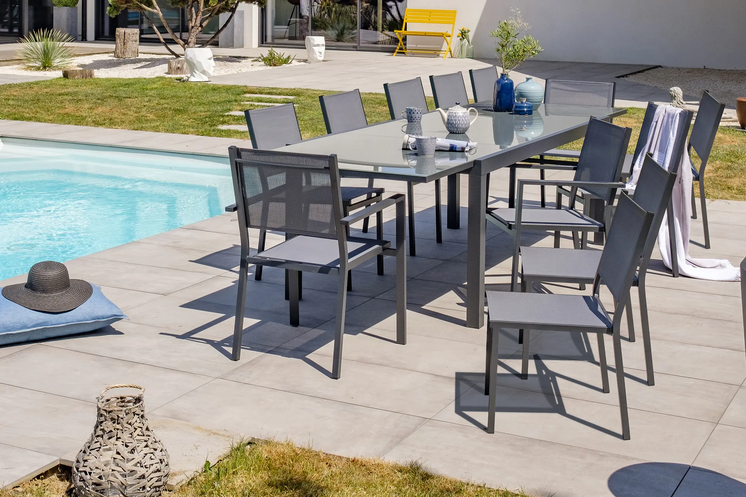 Ensemble repas 12 places en aluminium et plateau verre – Gris anthracite – TOLEDE