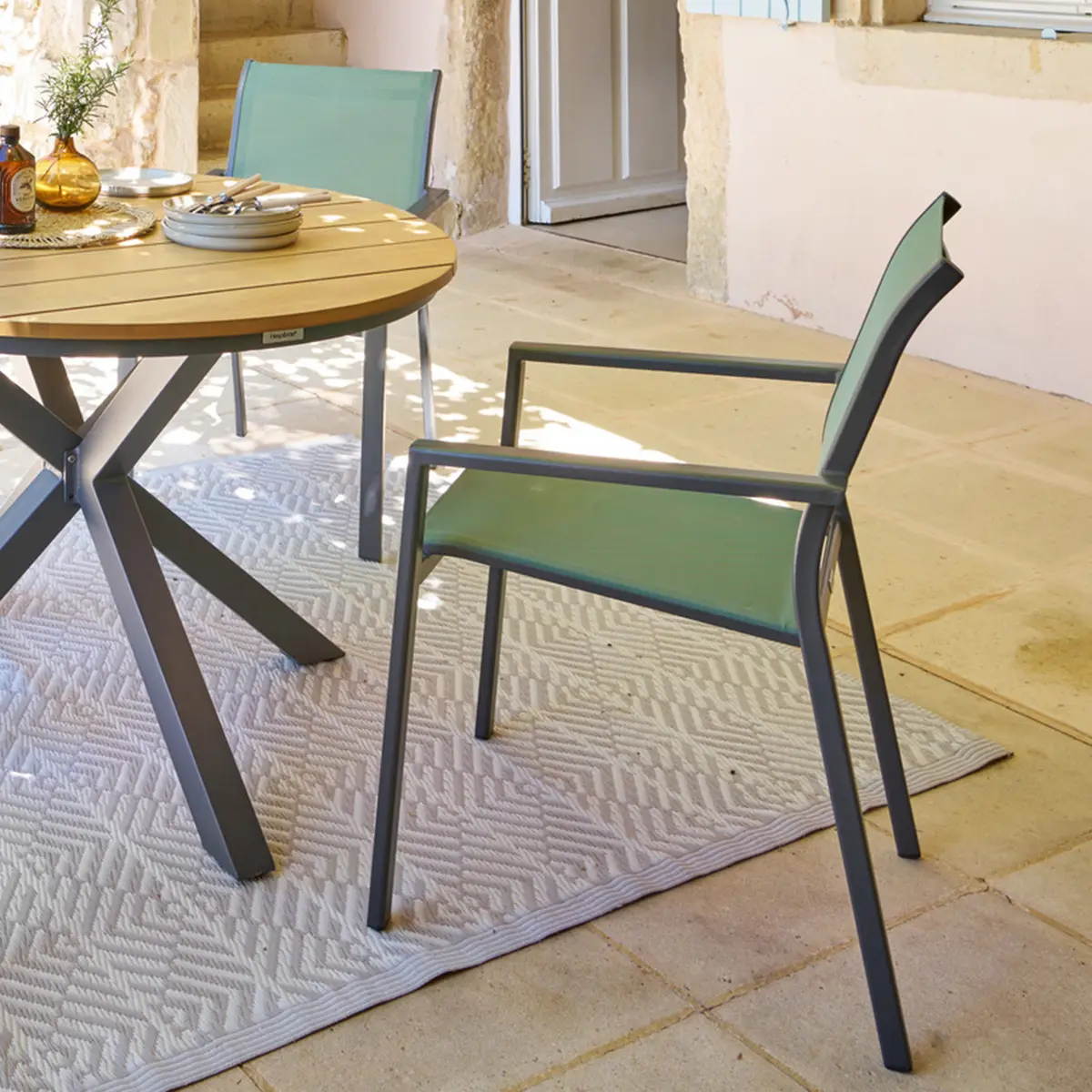 Fauteuil de jardin empilable «Essentia» vert olive & graphite en aluminium traité epoxy Hespéride