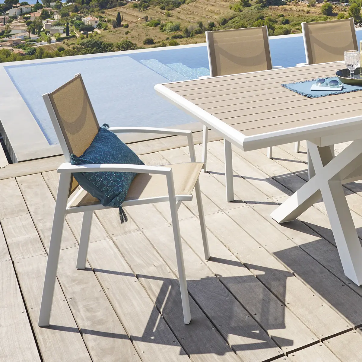 Fauteuil de jardin empilable «Axiome» noisette & blanc en aluminium traité époxy Hespéride