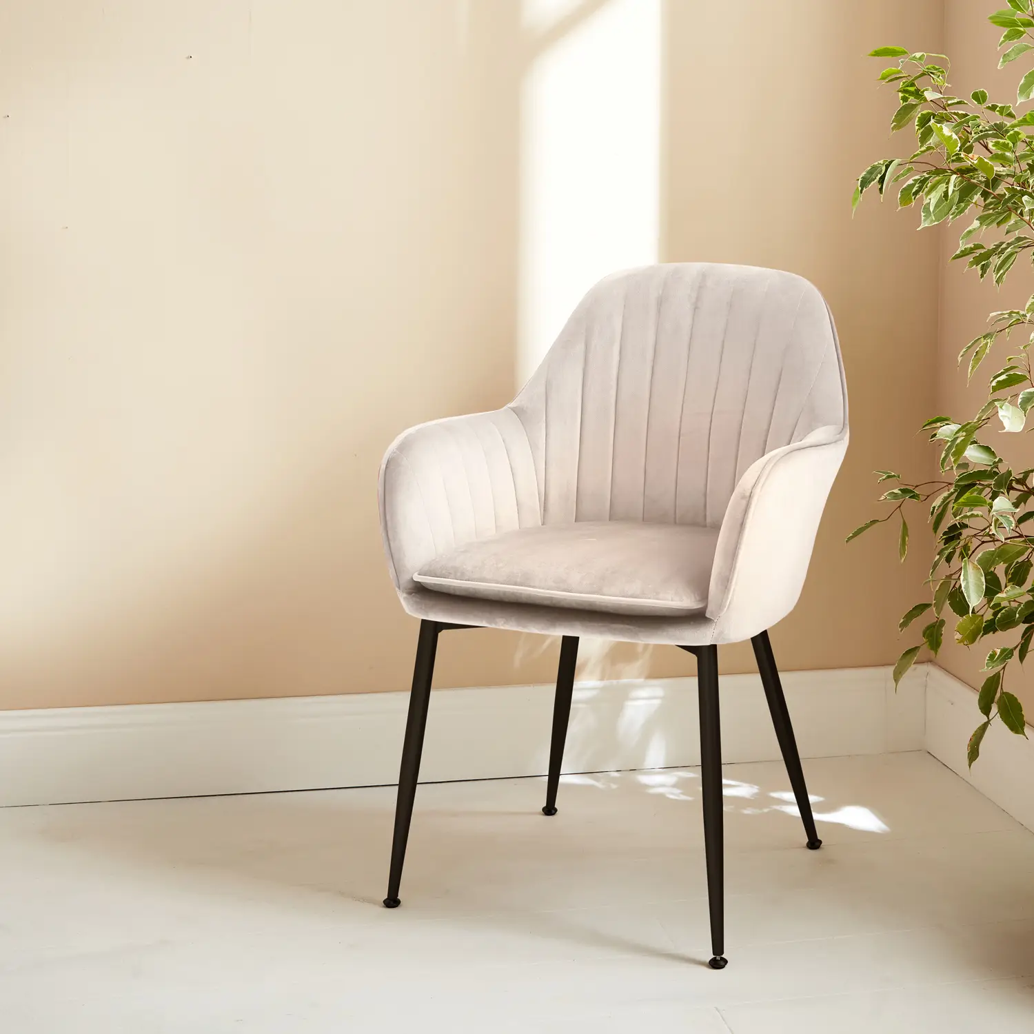 Fauteuil en velours blanc cassé et pieds en métal noir mat. Shella L 58 x P 58 x H 85 | sweeek