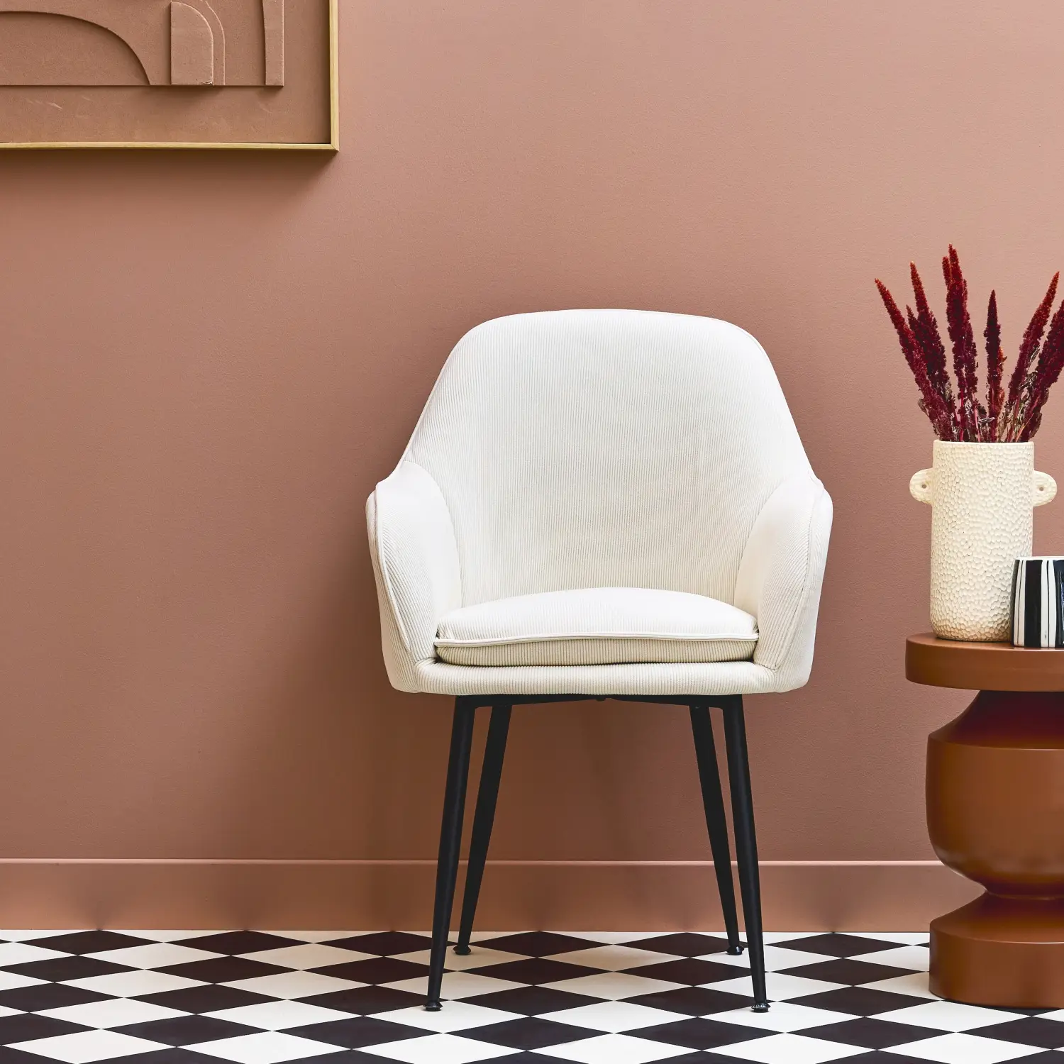 Fauteuil en velours côtelé blanc cassé et pieds en métal noir mat. L 57 x P 59 x H 84.5