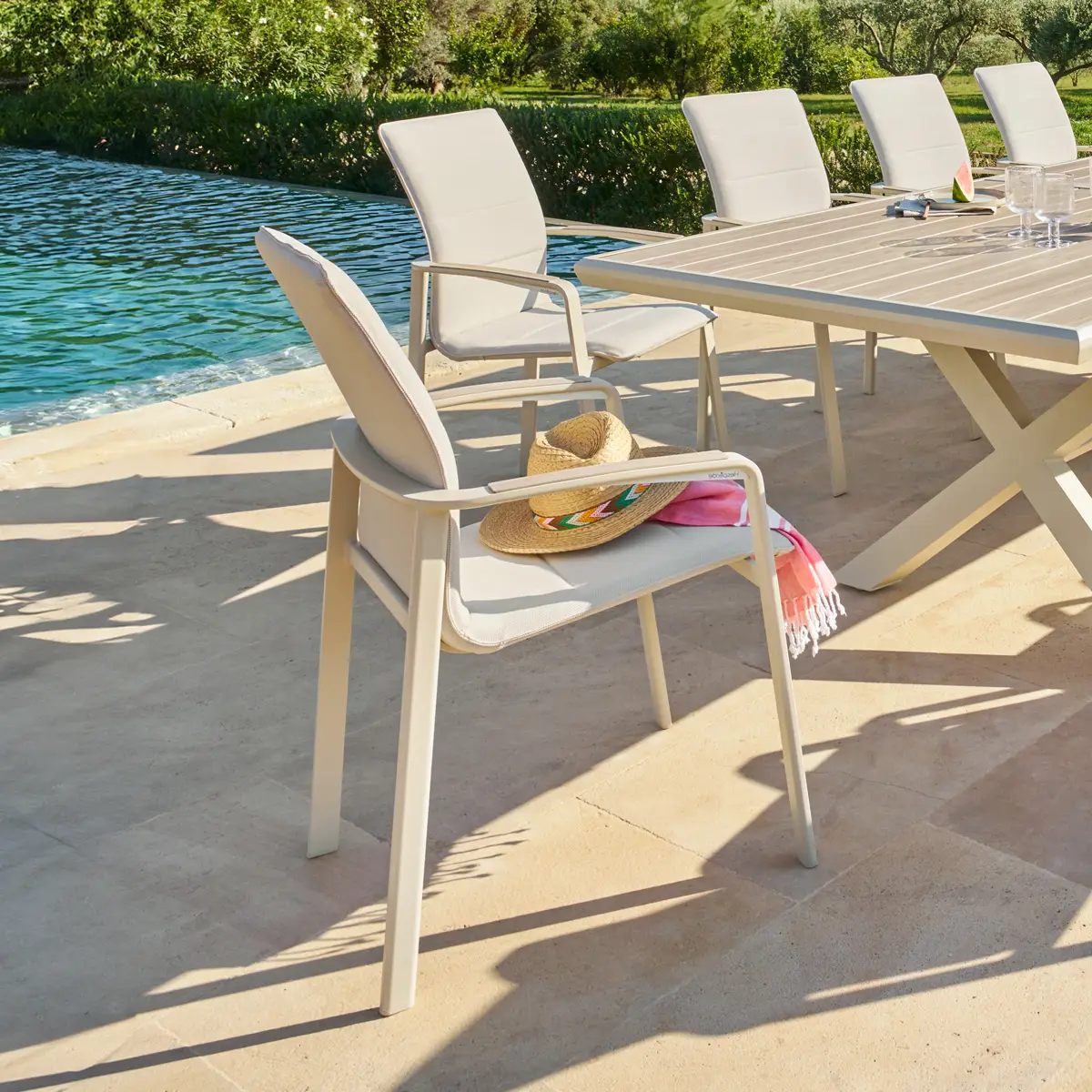 Fauteuil de jardin empilable «Diese» argile & ivoire aluminium et texaline Hespéride