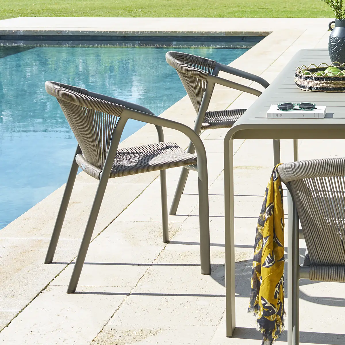 Fauteuil de jardin empilable «Riu» Cappucino & café aluminium Hespéride