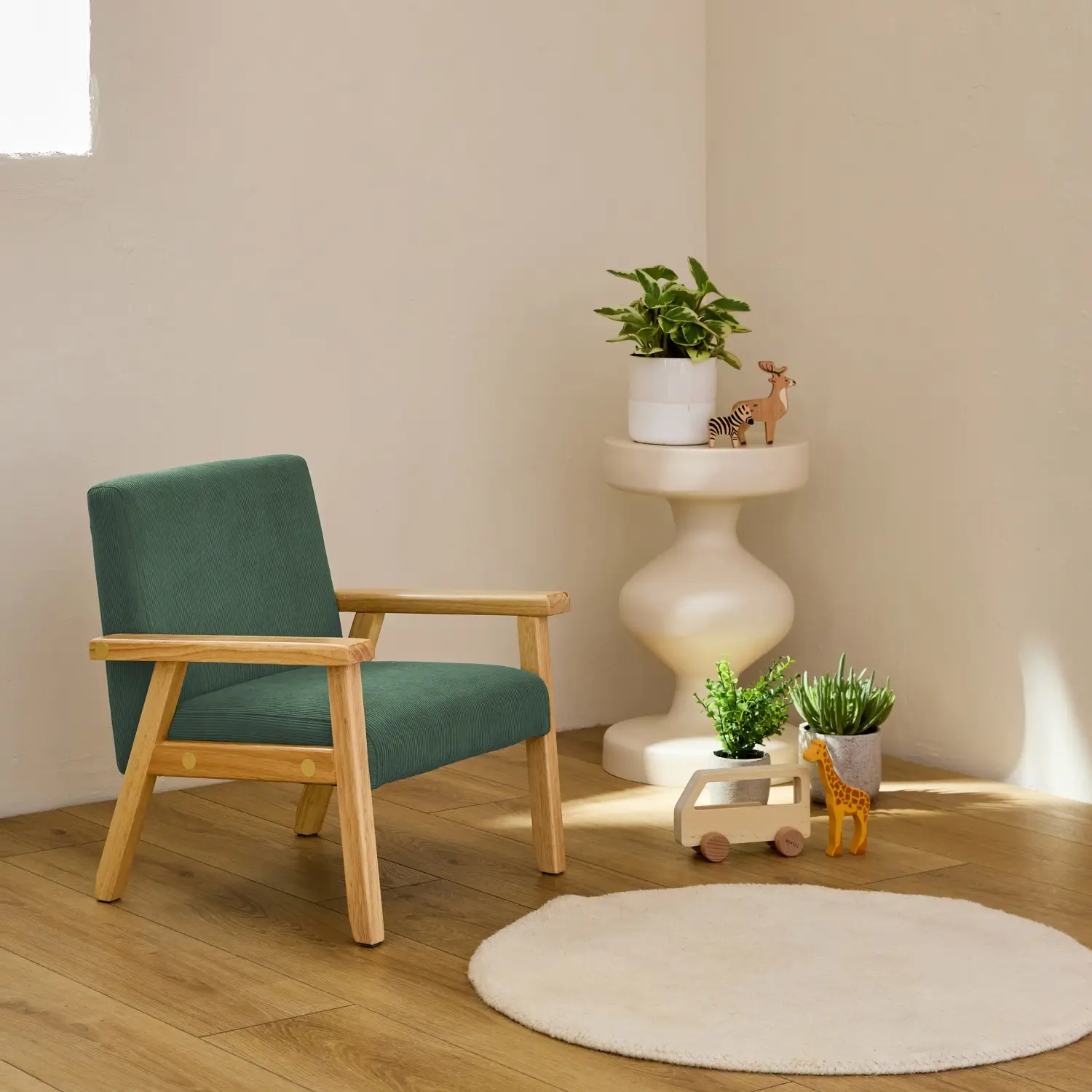 Fauteuil enfant en bois et velours côtelé kaki. ISAK L 47 x P 43.5 x H 50cm | sweeek