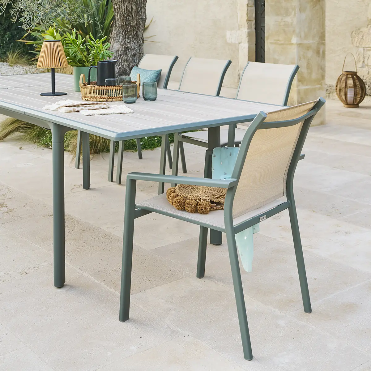 Fauteuil de jardin empilable «Essentia» lin & vert laurier aluminium et texaline Hespéride