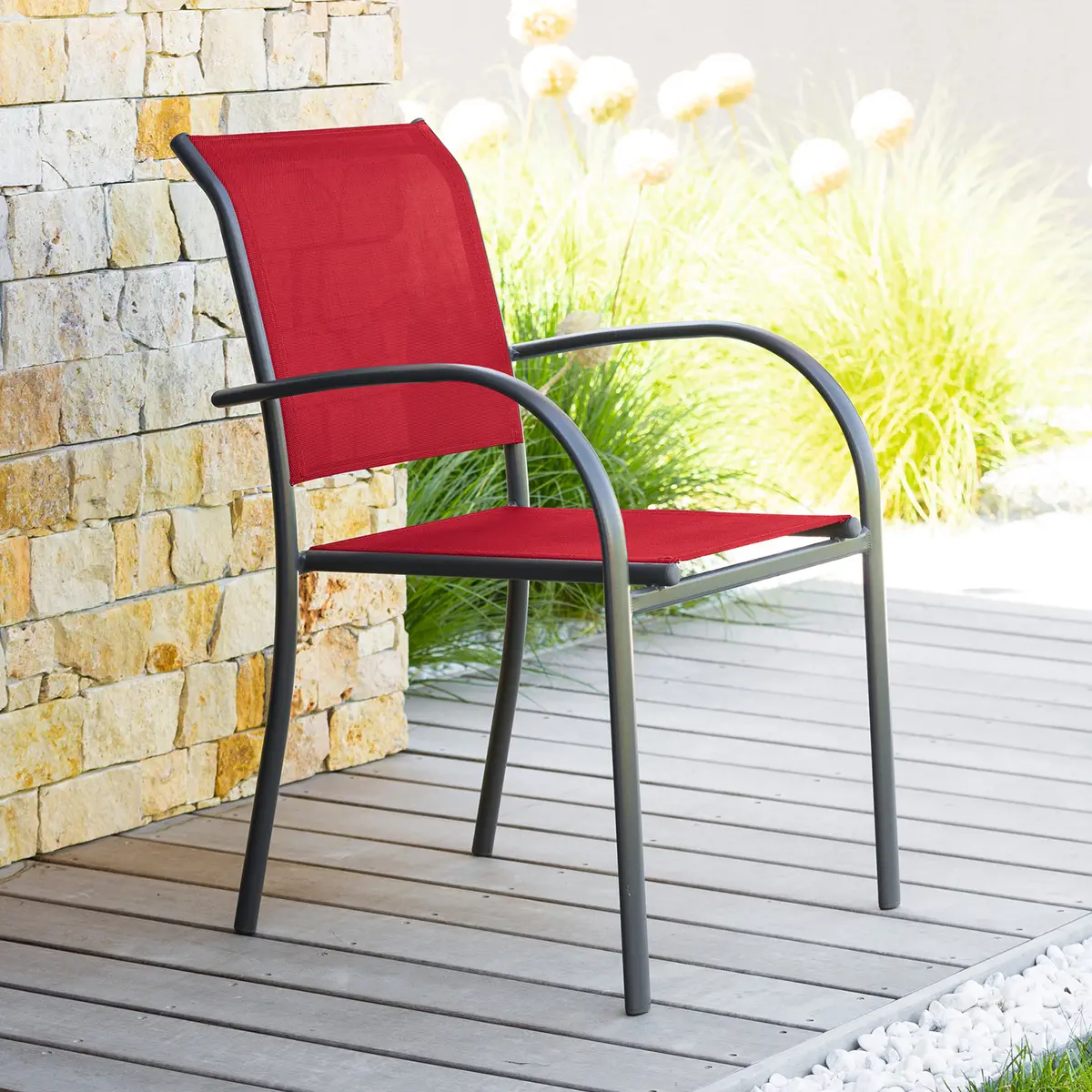Fauteuil de jardin empilable «Piazza» grenade & graphite en aluminium traité époxy Hespéride