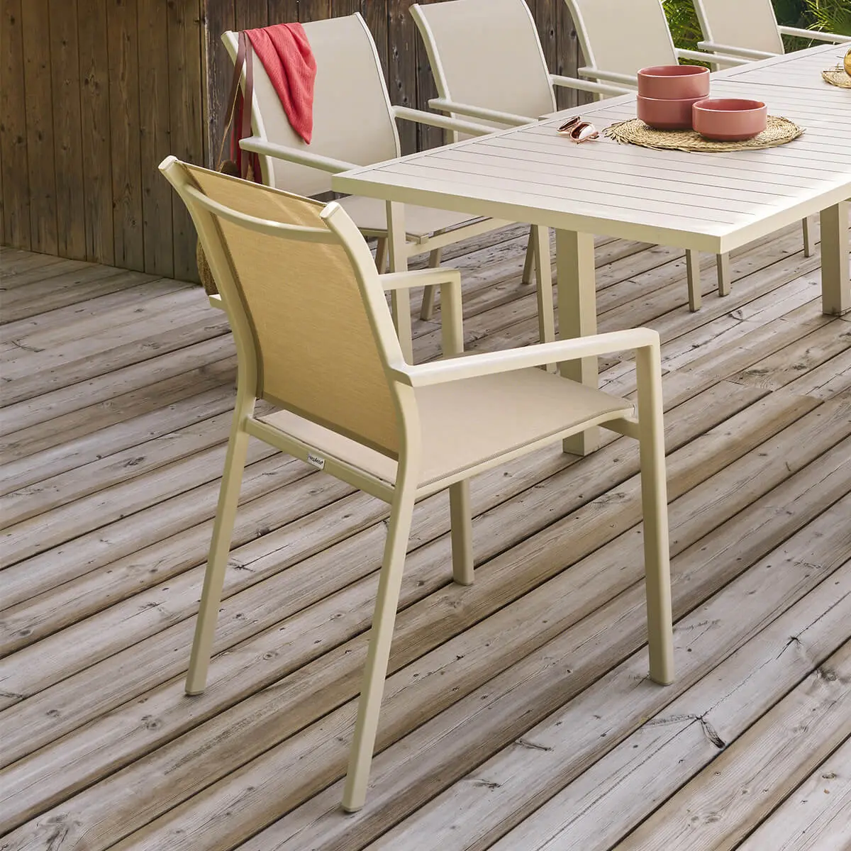 Fauteuil de jardin empilable «Essentia» lin & argile en aluminium traité en epoxy Hespéride