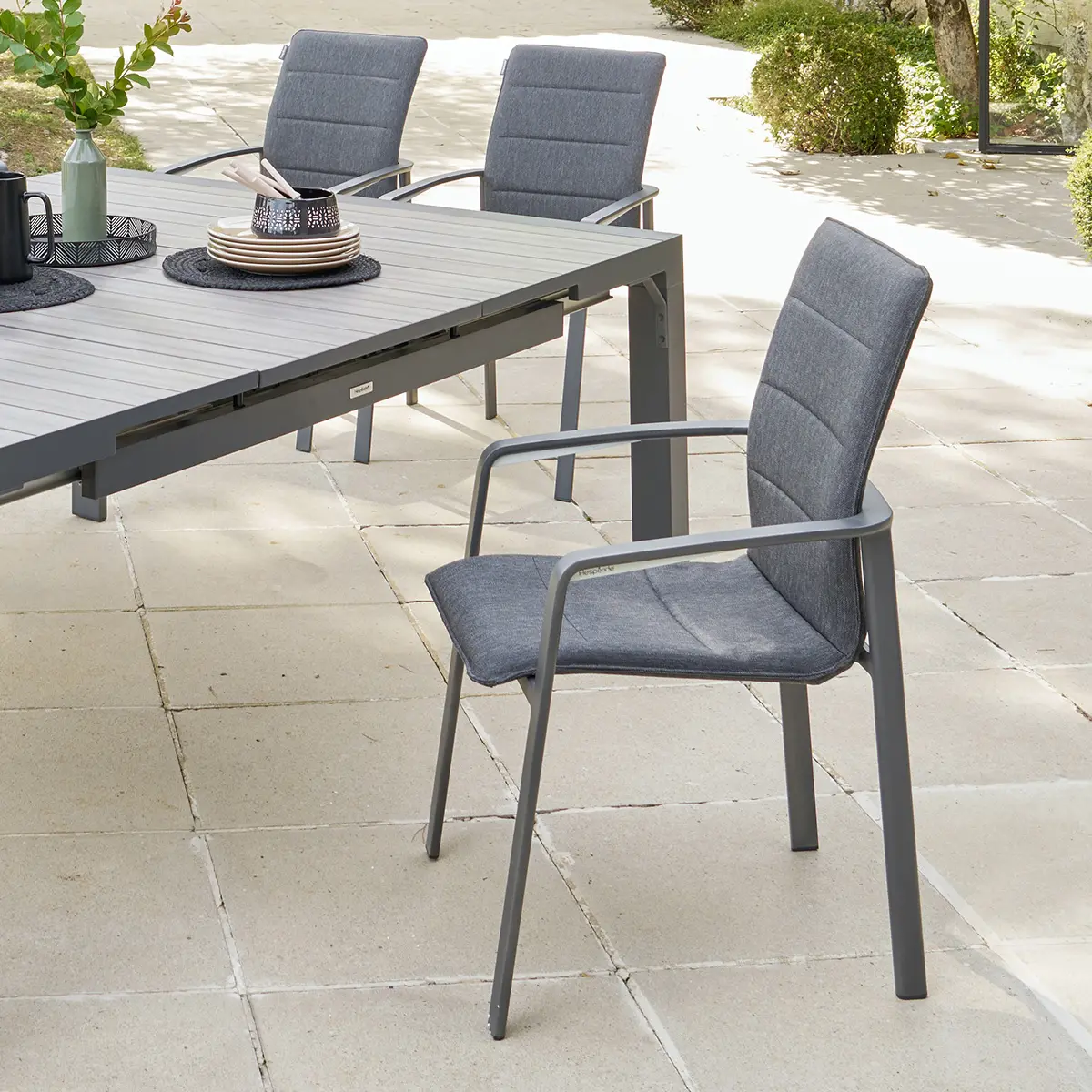 Fauteuil de jardin empilable «Diese» anthracite & graphite en aluminium traité époxy Hespéride