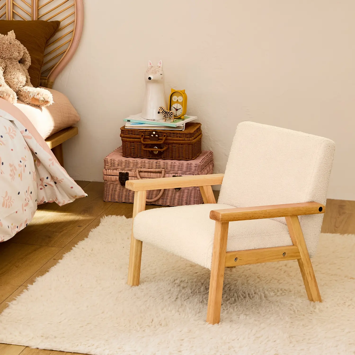 Fauteuil enfant en bois et tissu bouclette blanc. ISAK L 47 x P 43.5 x H 50cm | sweeek