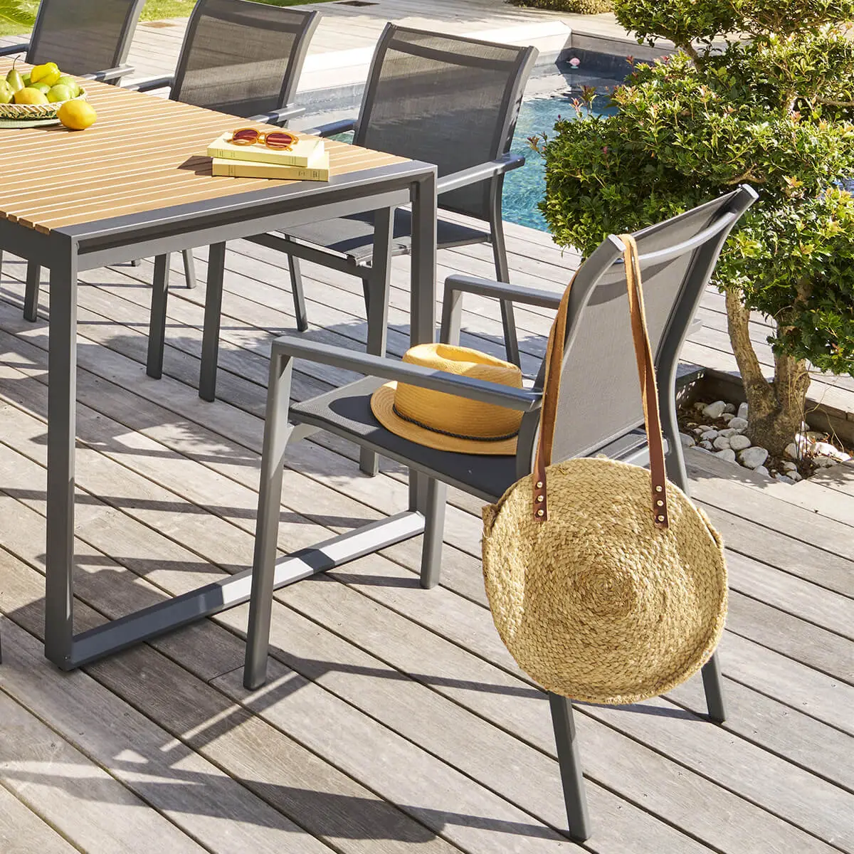 Fauteuil de jardin empilable «Essentia» anthracite & graphite en aluminium traité en epoxy Hespéride