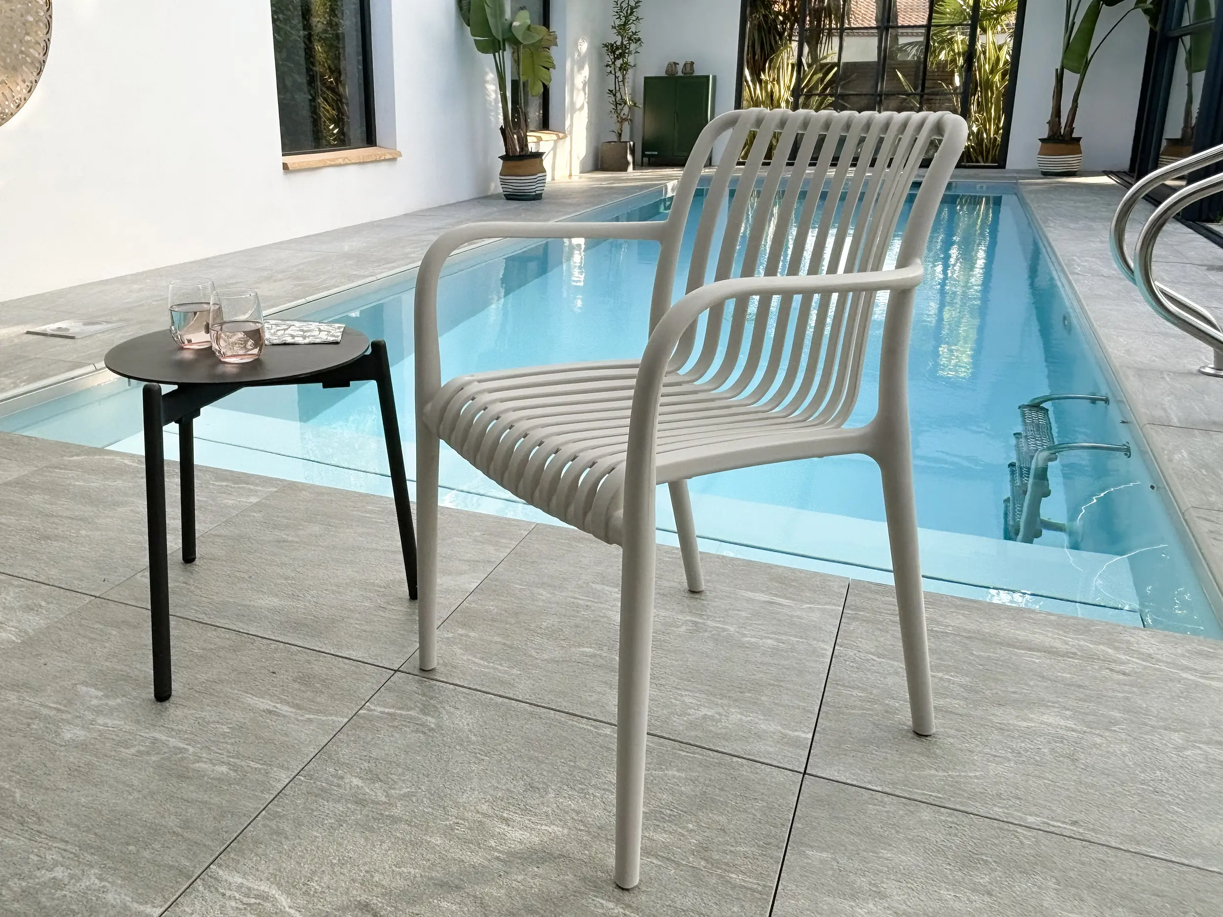 Fauteuil de jardin empilable en Polypropylène – Sable – TIAGO