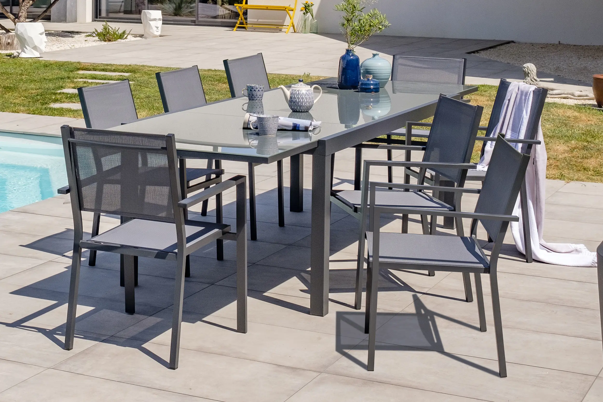 Ensemble repas 8 à 12 places en aluminium et plateau verre – Gris anthracite – TOLEDE