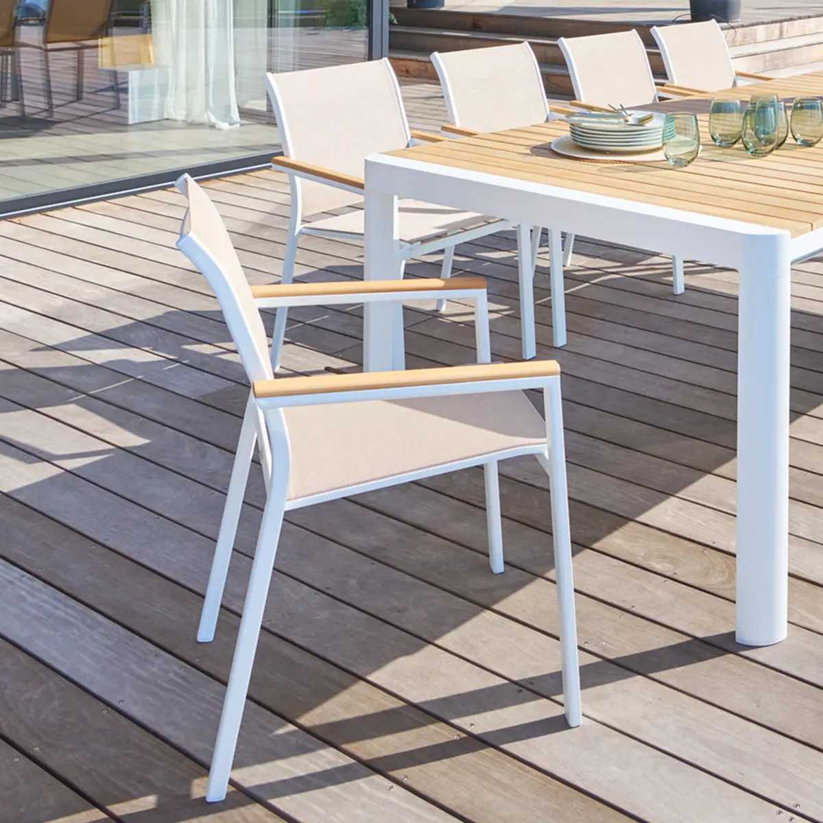 Fauteuil de jardin empilable «Essentia» lin blanc en aluminium traité en epoxy Hespéride